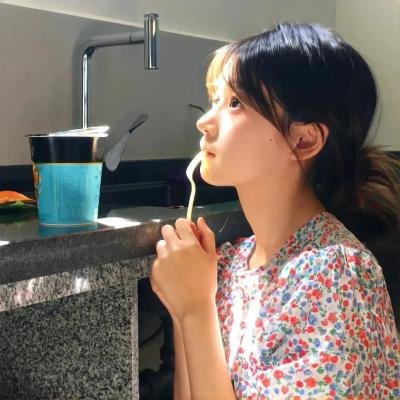 紧闭的门扉背后